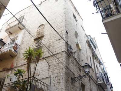 ...qui, all�incrocio con corte Moscatelli, si alza un�imponente struttura in pietra